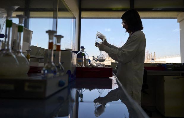 يواجه العلماء منافسة شرسة في الحصول على التمويلات البحثية التي تتيح لهم السعي وراء بناء مسيرة مهنية كباحثين. حقوق نشر الصورة: Guillaume Souvant/AFP via Getty