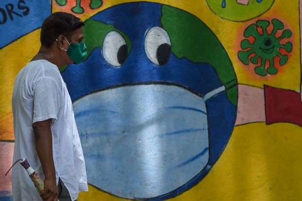 رسالة توعية حول «كوفيد-19» في مدينة مومباي الهندية. لم يعد الإنفاق الصحي في العديد من البلدان إلى سابق عهده منذ وقوع الجائحة. حقوق الصورة: Punit Paranjpe/AFP via Getty